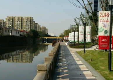 滨河沿街