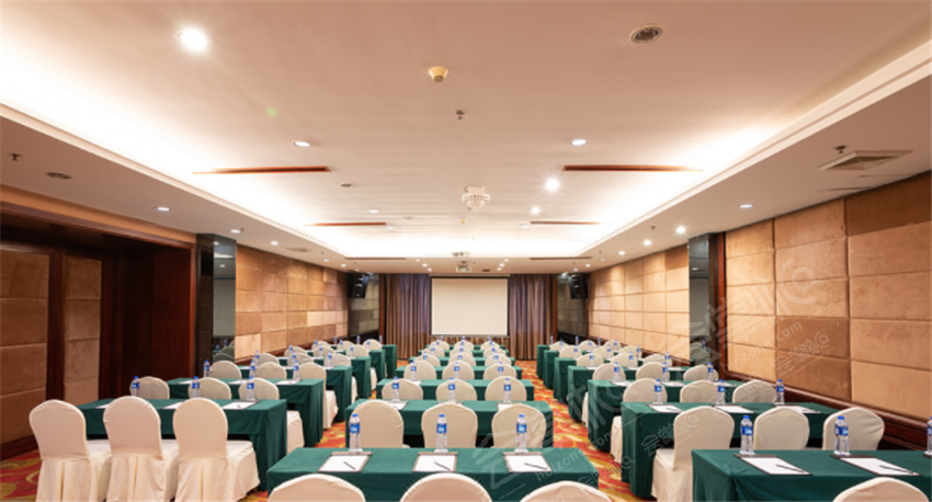 宁波200人员工总结大会的四星级酒店会议室哪里找？