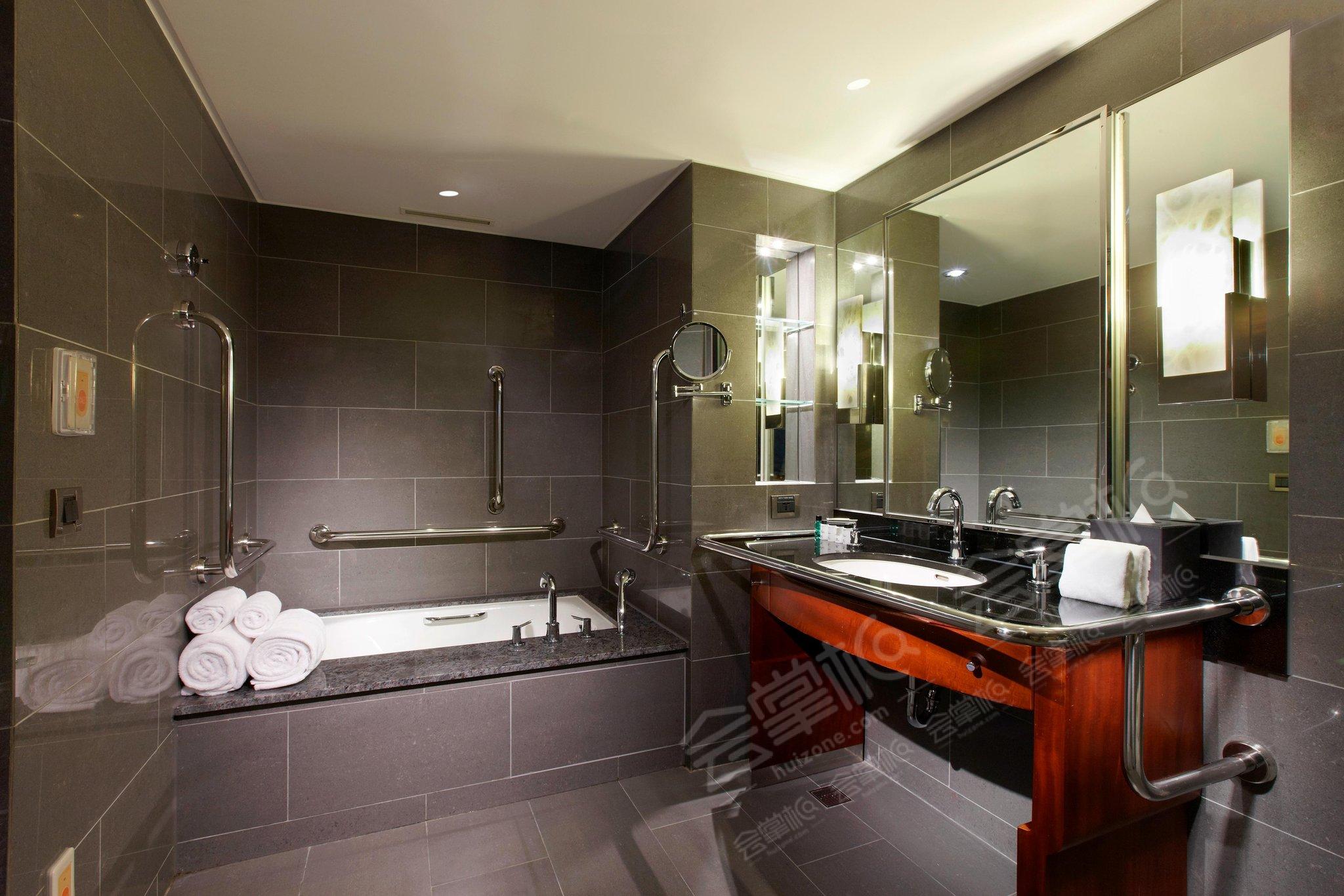 Sheraton Grand Taipei HotelAccessible Guest Bathroom