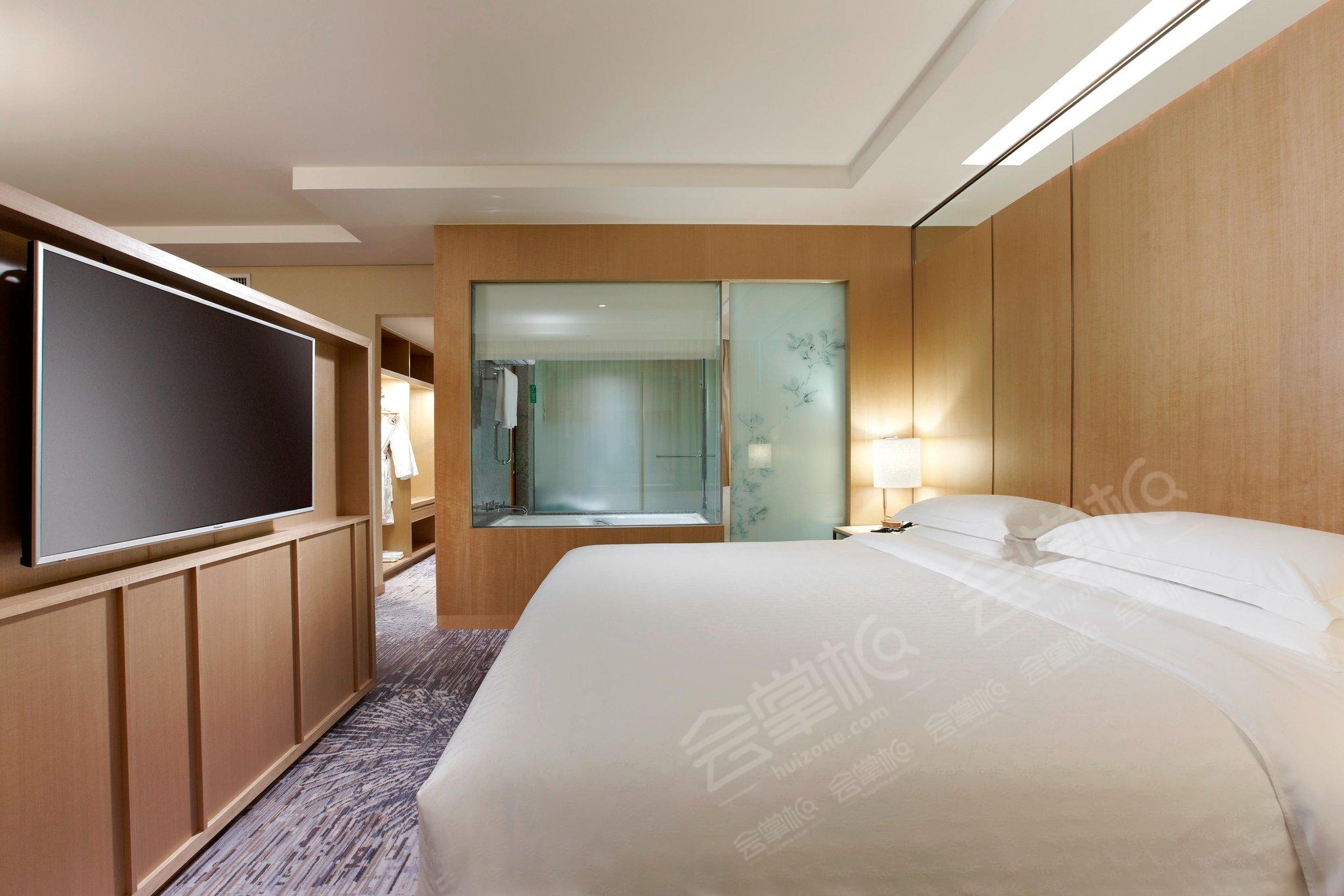 Sheraton Grand Taipei HotelTwin/Twin Executive Director Guest Room