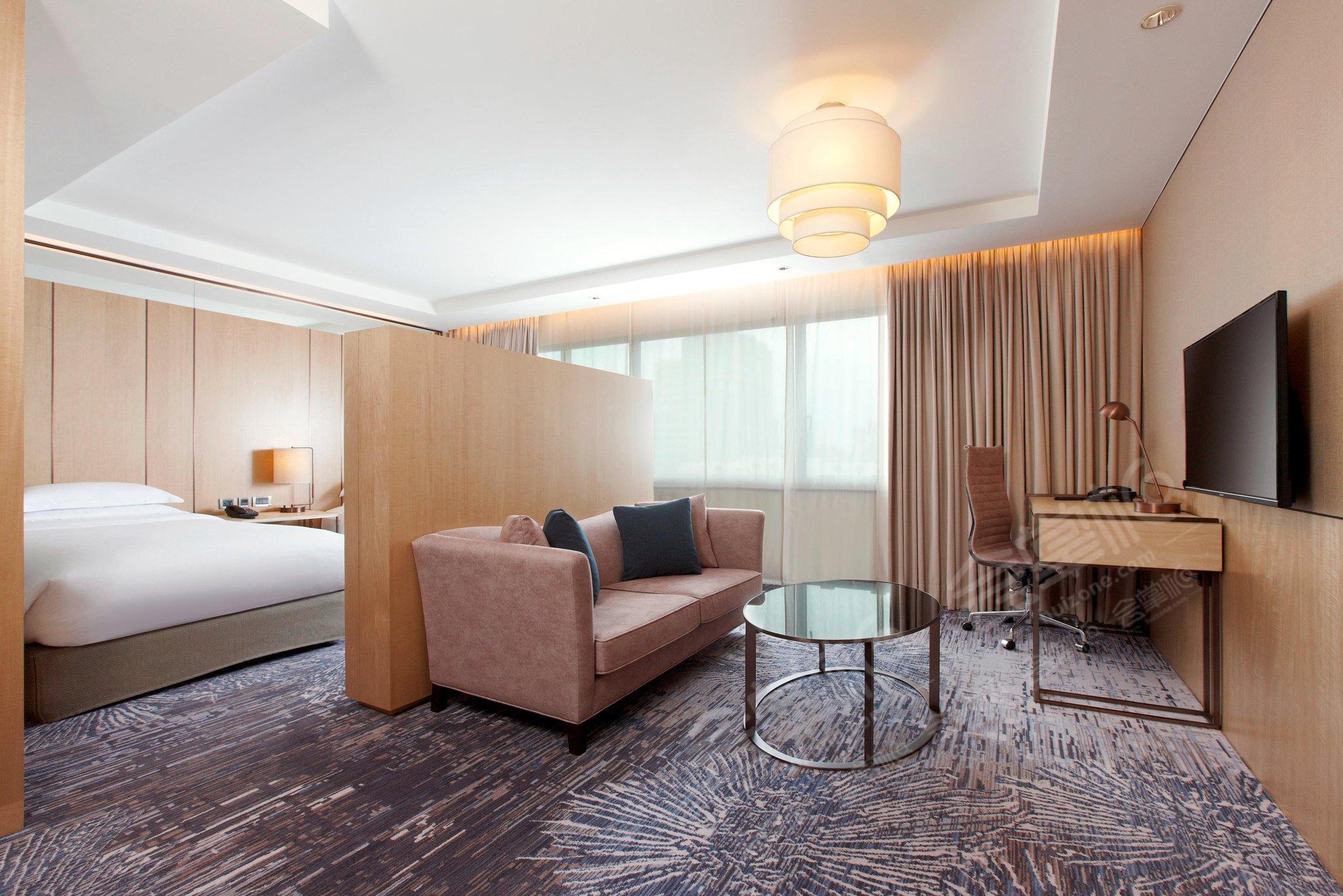 Sheraton Grand Taipei HotelTwin/Twin Executive Director Guest Room