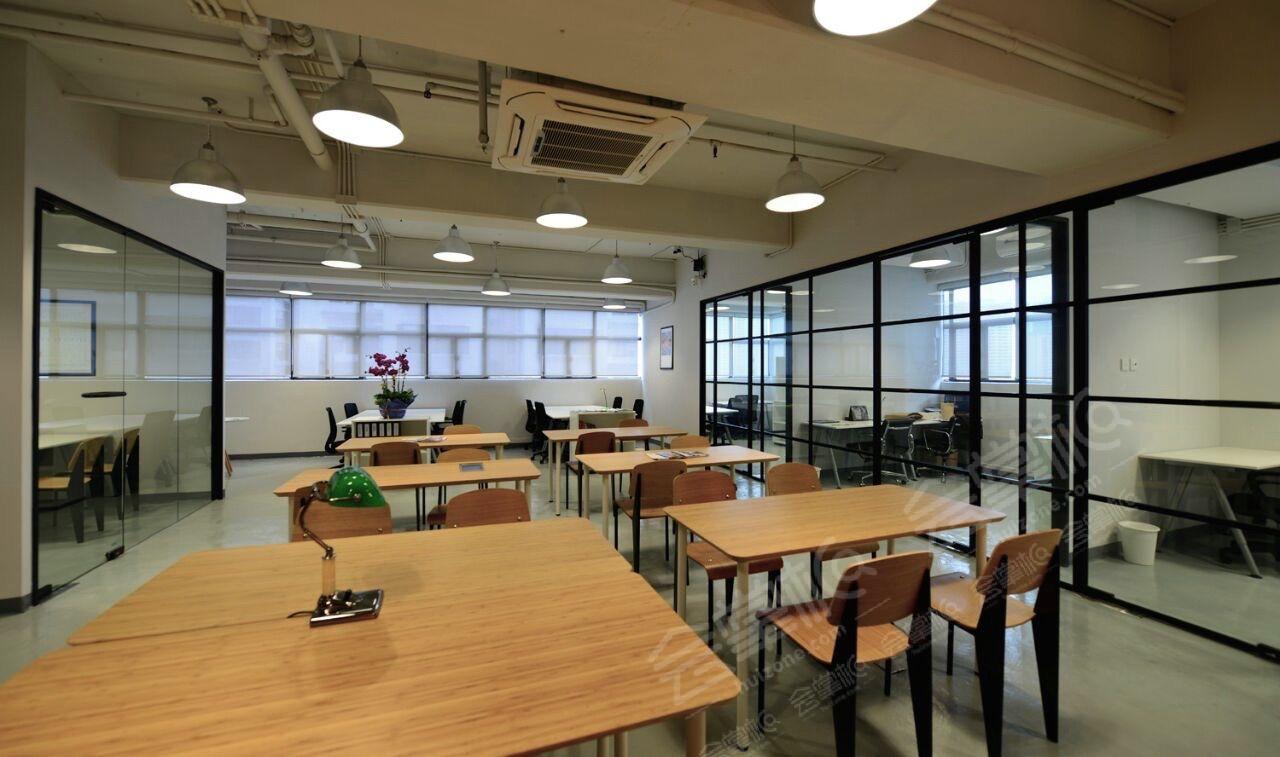 TCH Cowork space - hot desk area