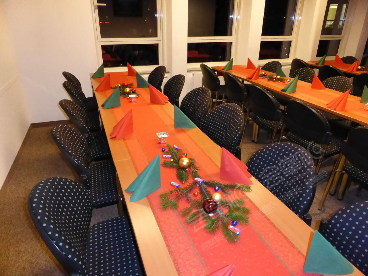 Mediterrane Bistro-Küche mit Sitztribüne