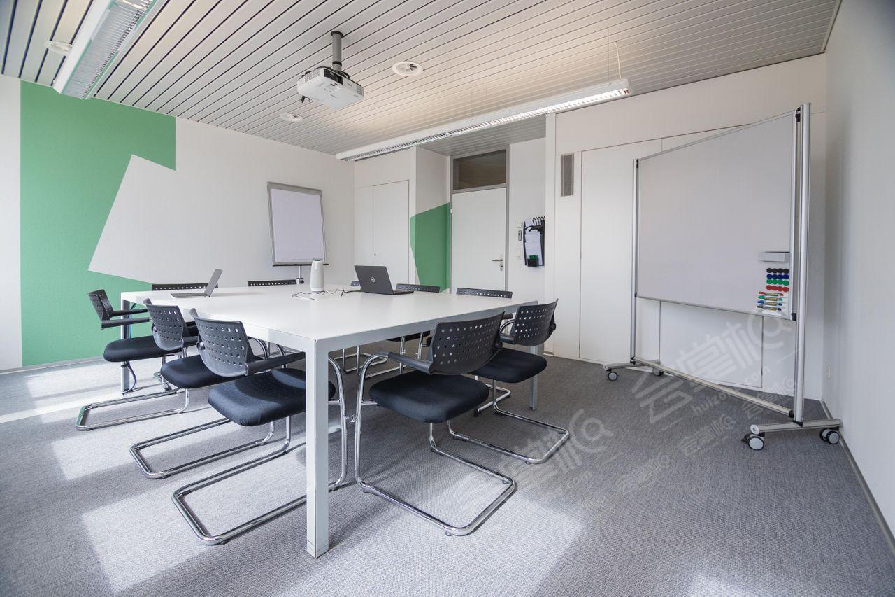 Sitzungszimmer für hybride Meetings (Raum 43)