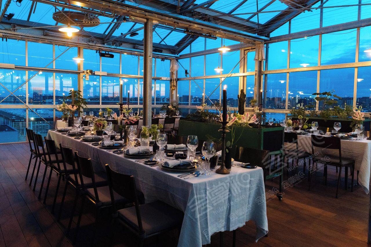 Flexible rooftop event location