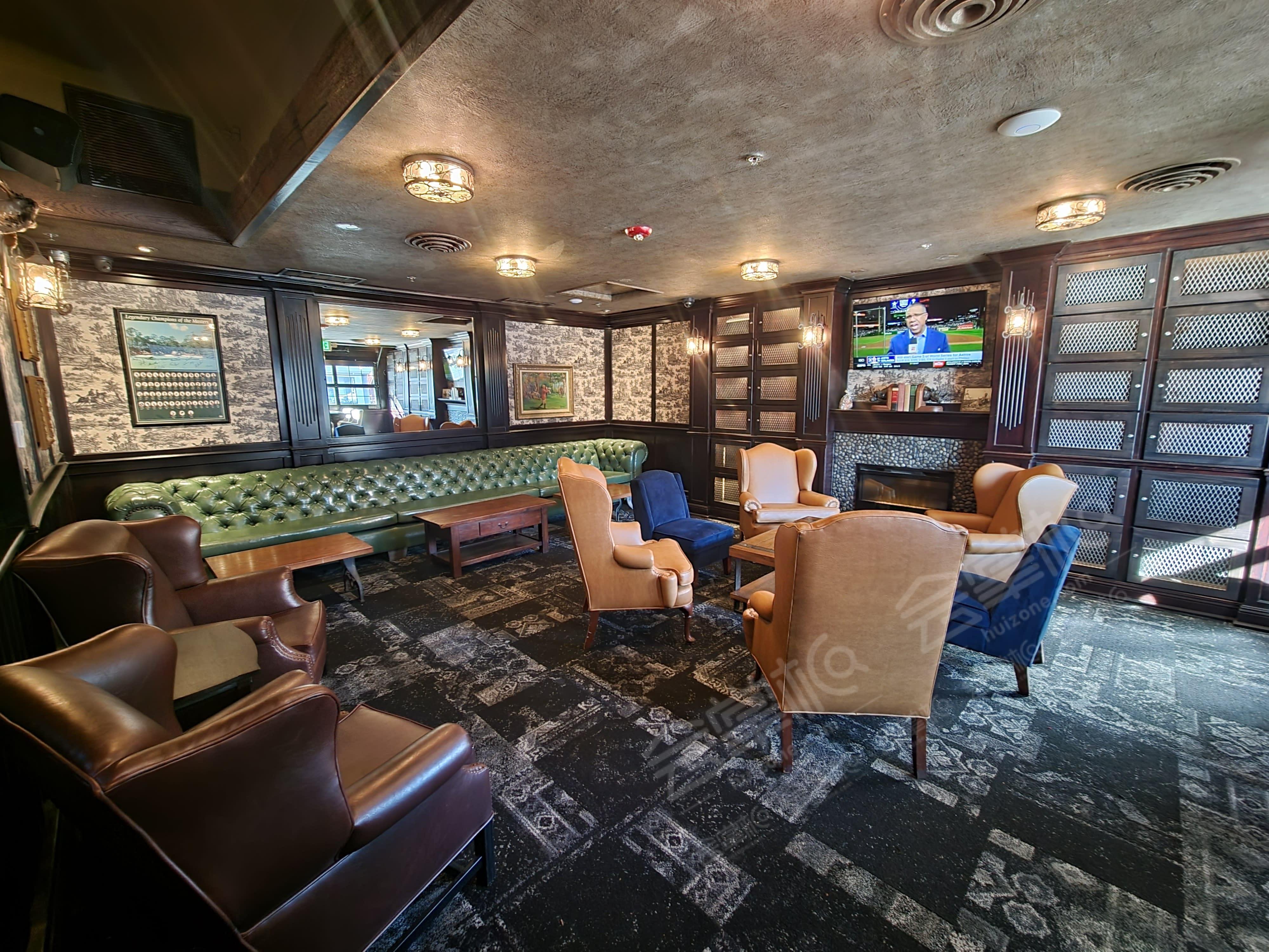 Vintage Lounge in Historic Downtown