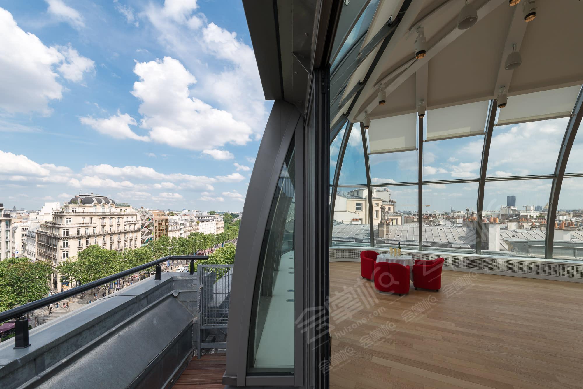 Superbe Rooftop sur les Champs-Elysées avec vue à 180 degrés sur les toits de Paris, la Tour Eiffel et les Invalides