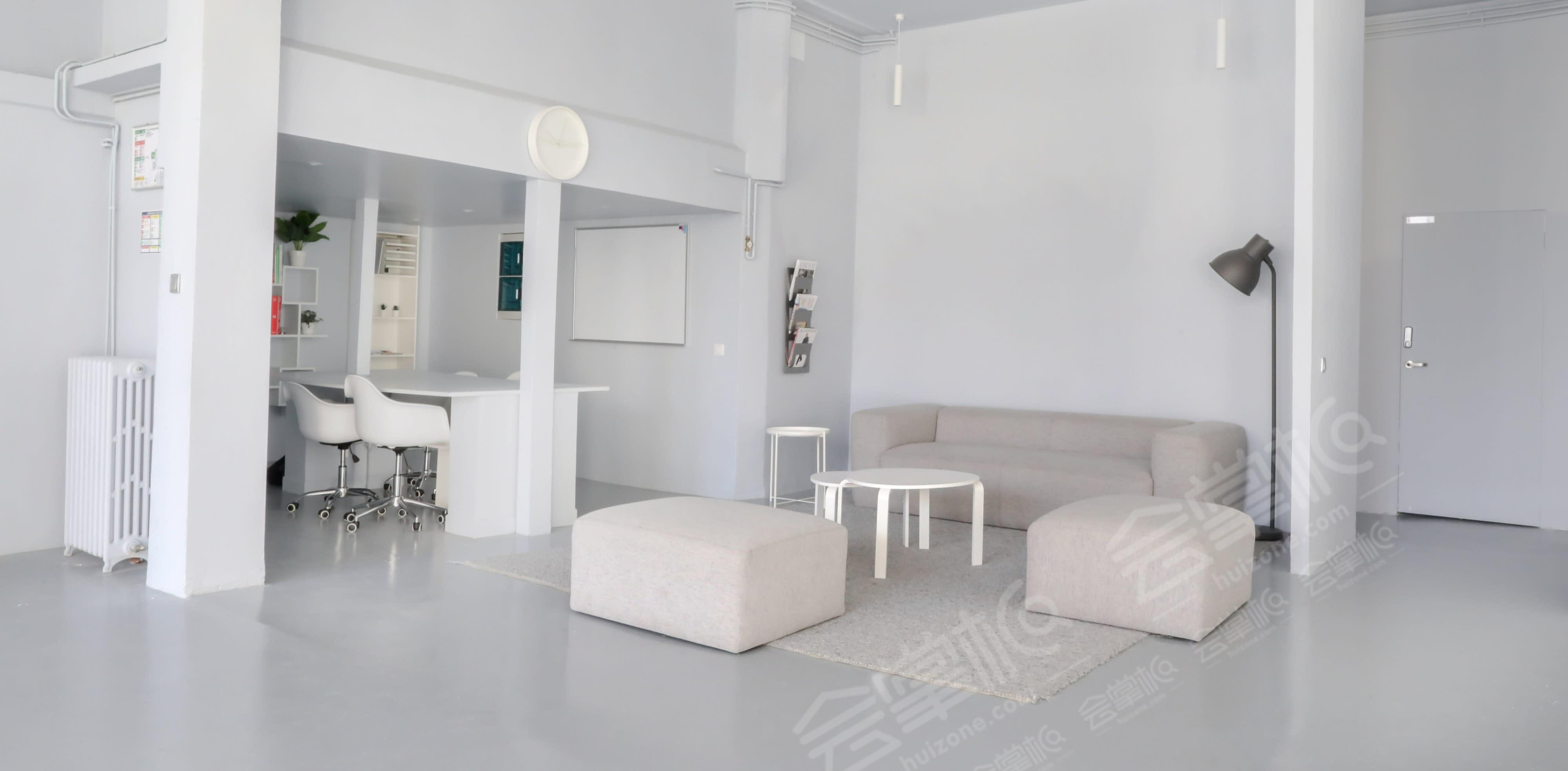 Studio minimaliste et spacieux avec grand mur vitré