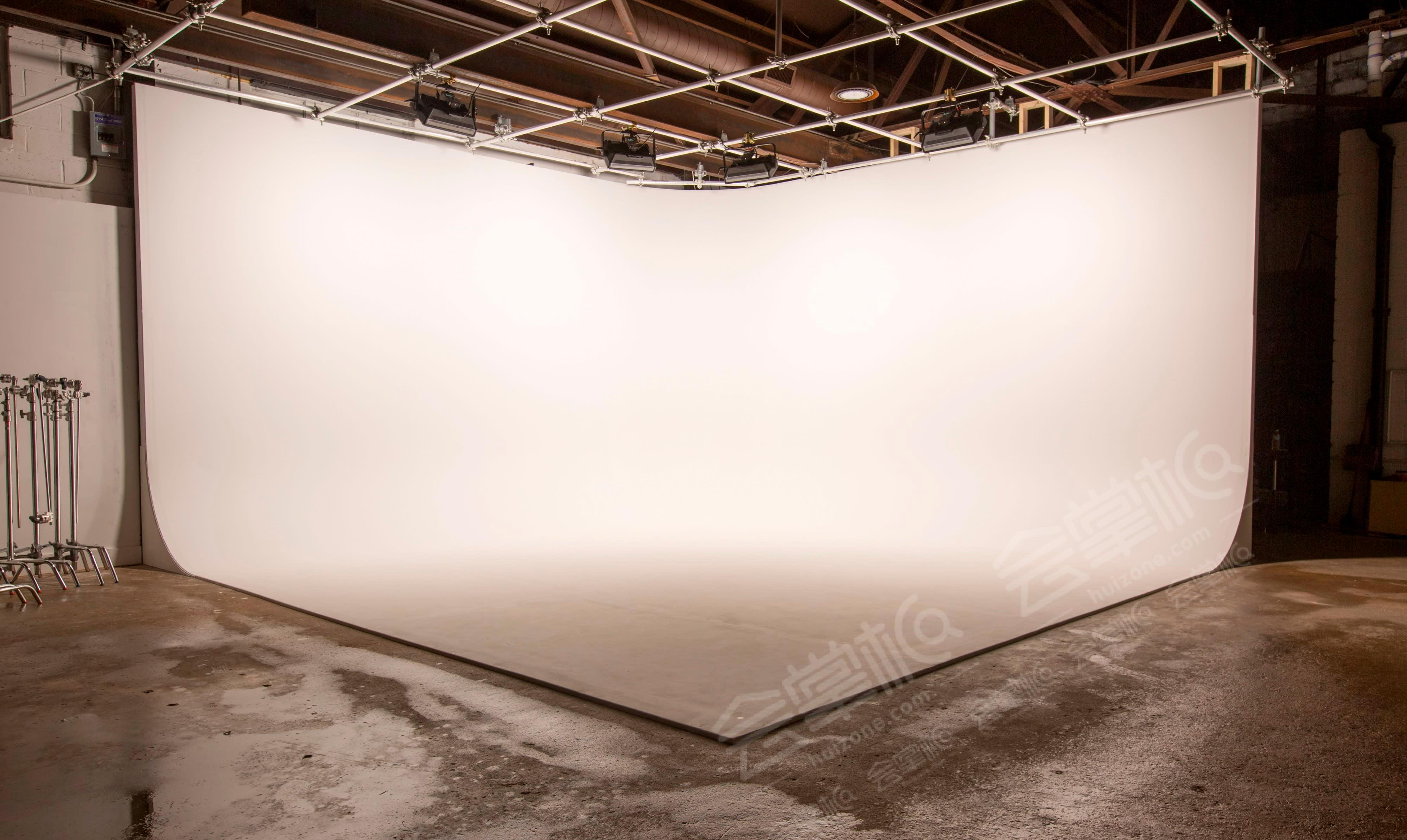 Flexible Production Studio w/ 2 Wall RGG Cyc + Exterior Space