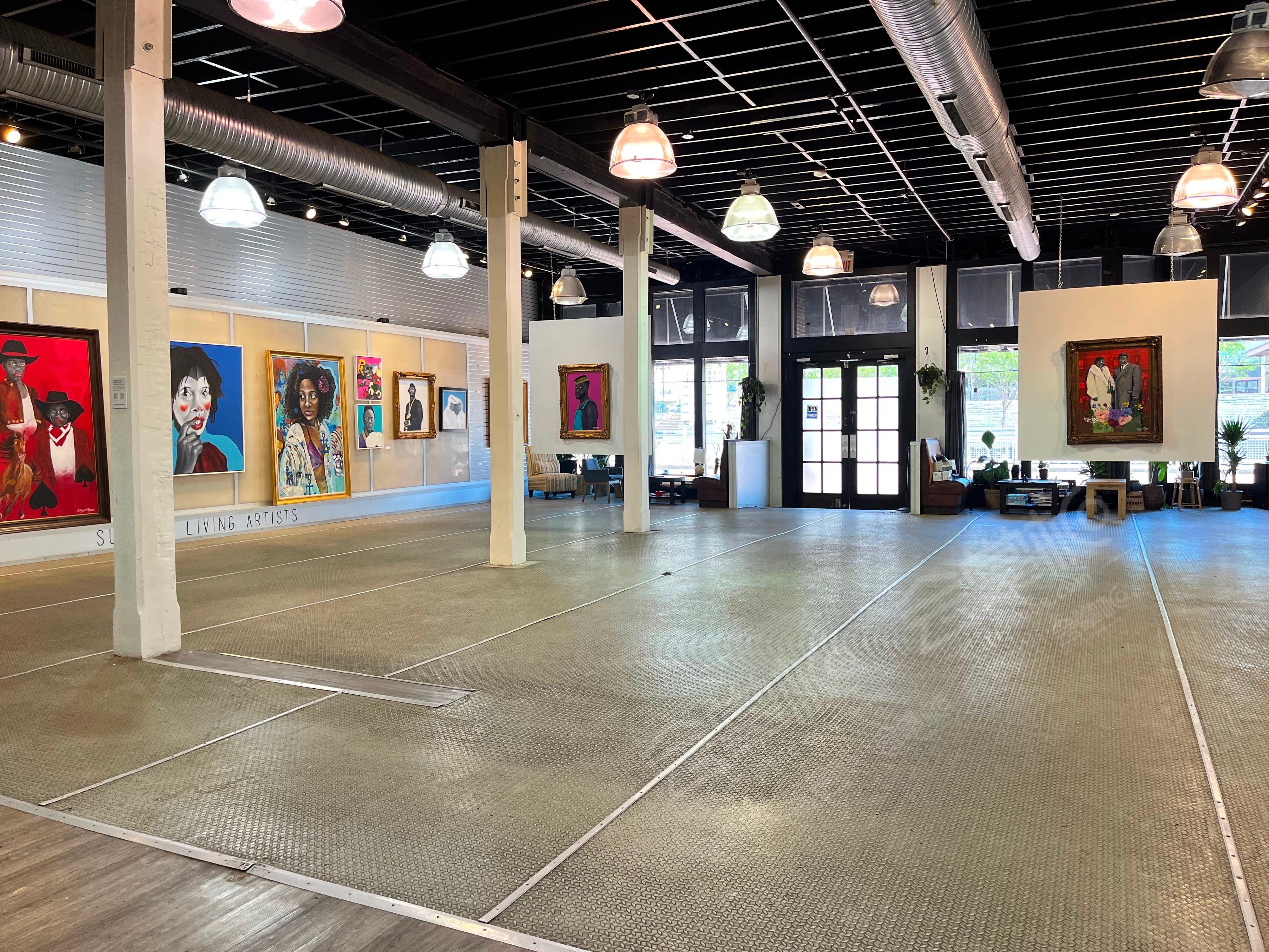 Bright Downtown Gallery in the Heart of the City