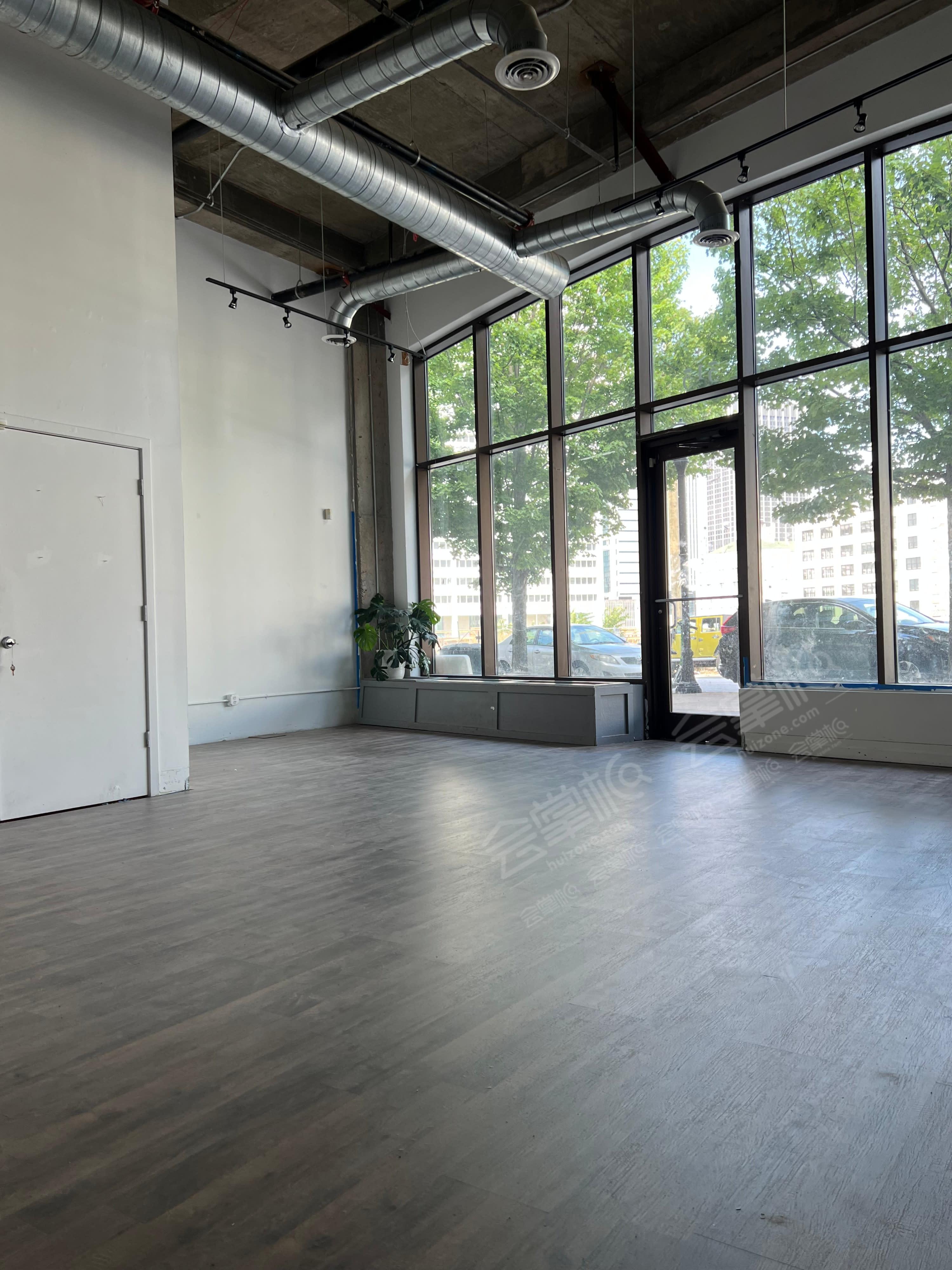 Downtown Event/Photo Studio Space! Tons of natural light! Great Location! WEEKDAY DISCOUNTS!!