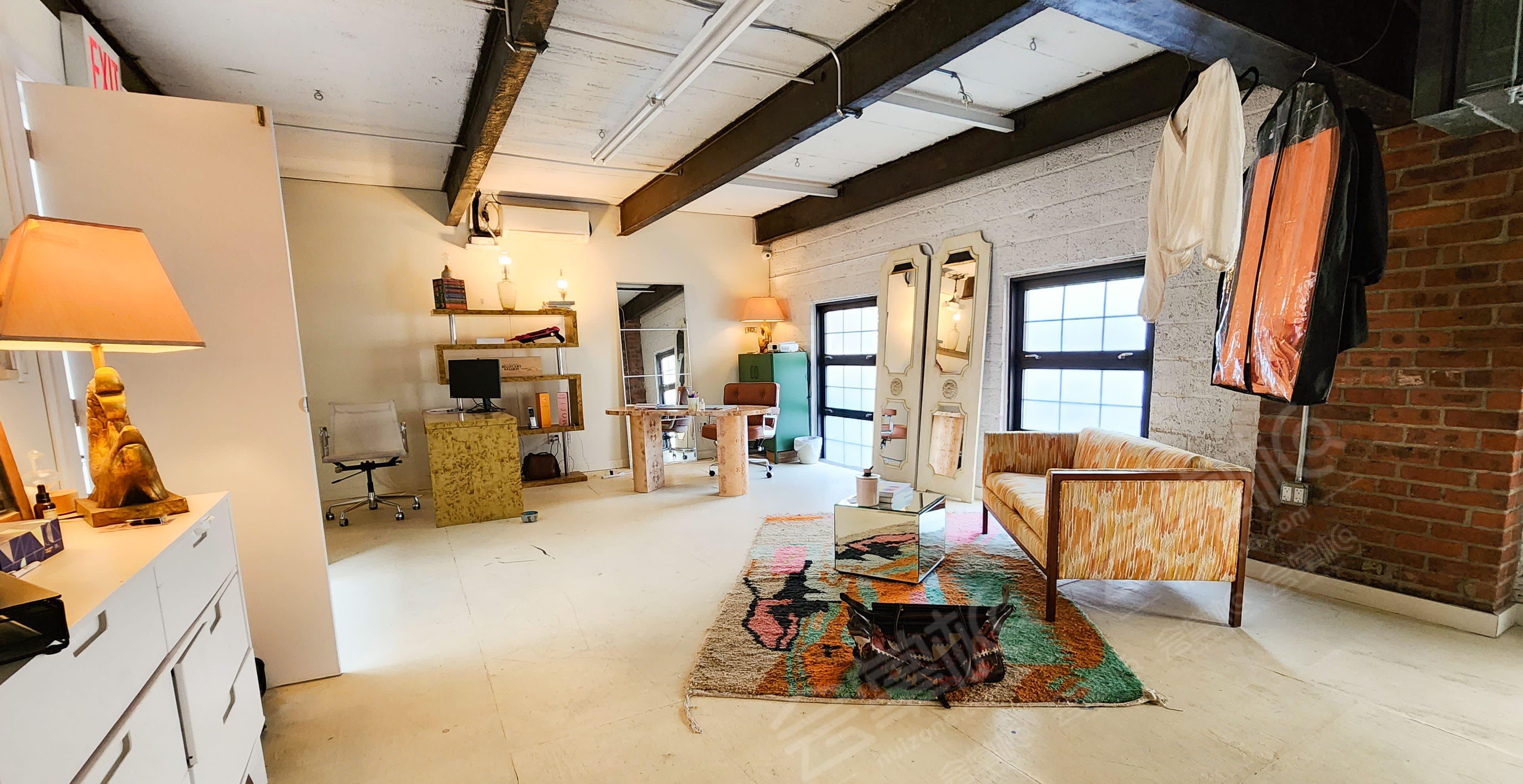 Williamsburg - 3000sq ft 16 ft Ceilings -4 Skylights Sun Drenched Industrial Creative Film/Photo/Event Space