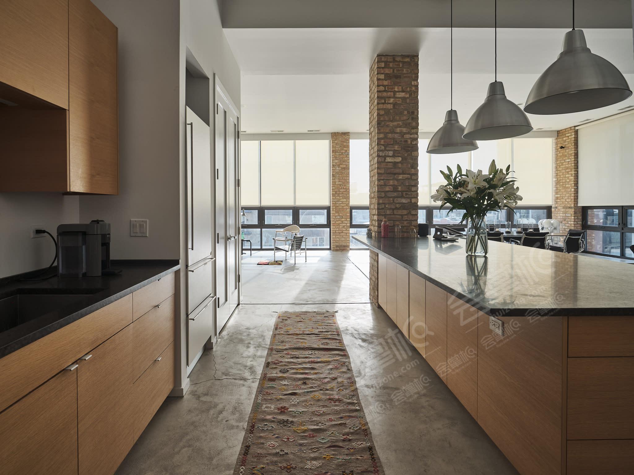 Bright And Large Concrete Loft In The West Loop!