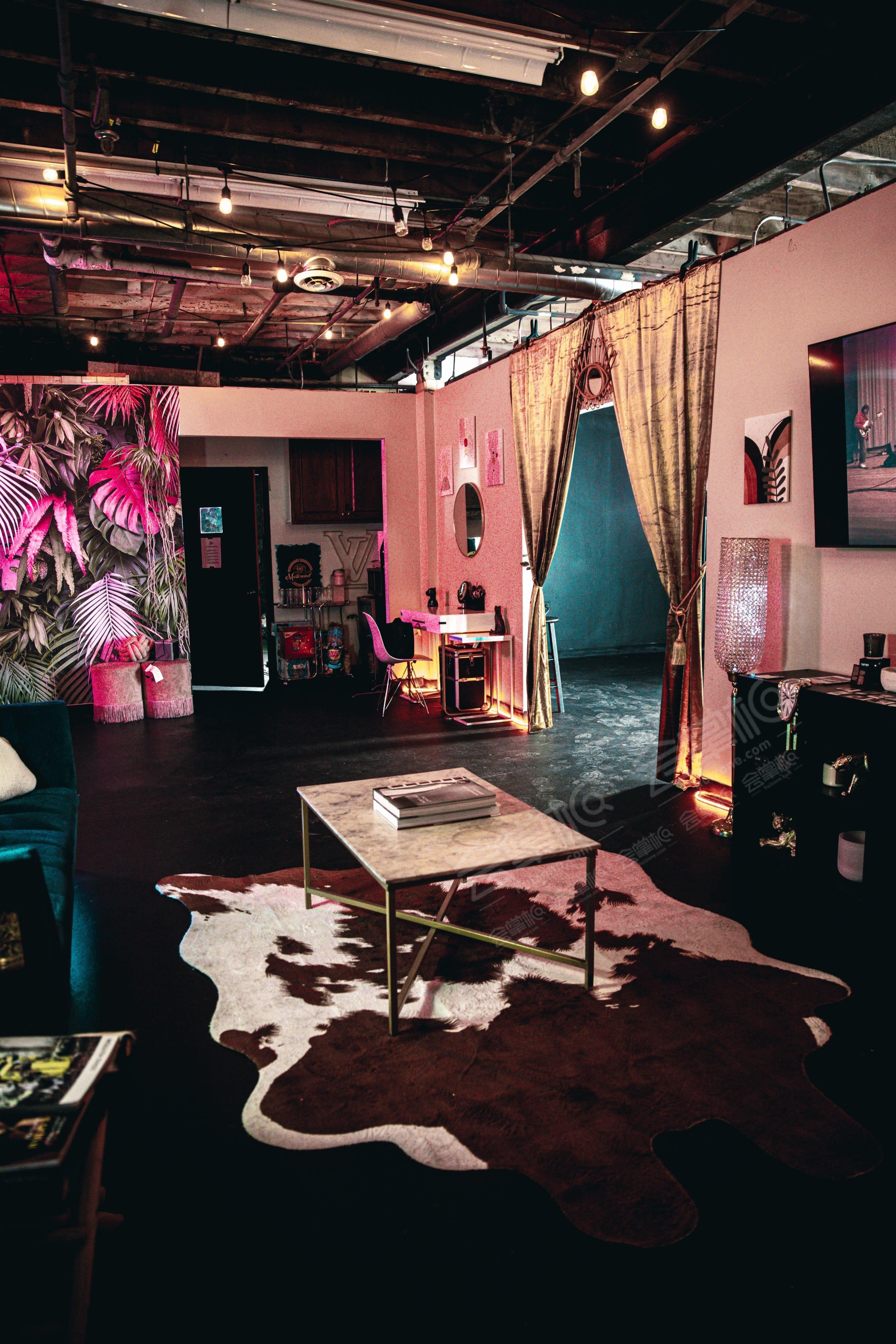 Dreamy, Vibrant, Modern Studio in Logan Square