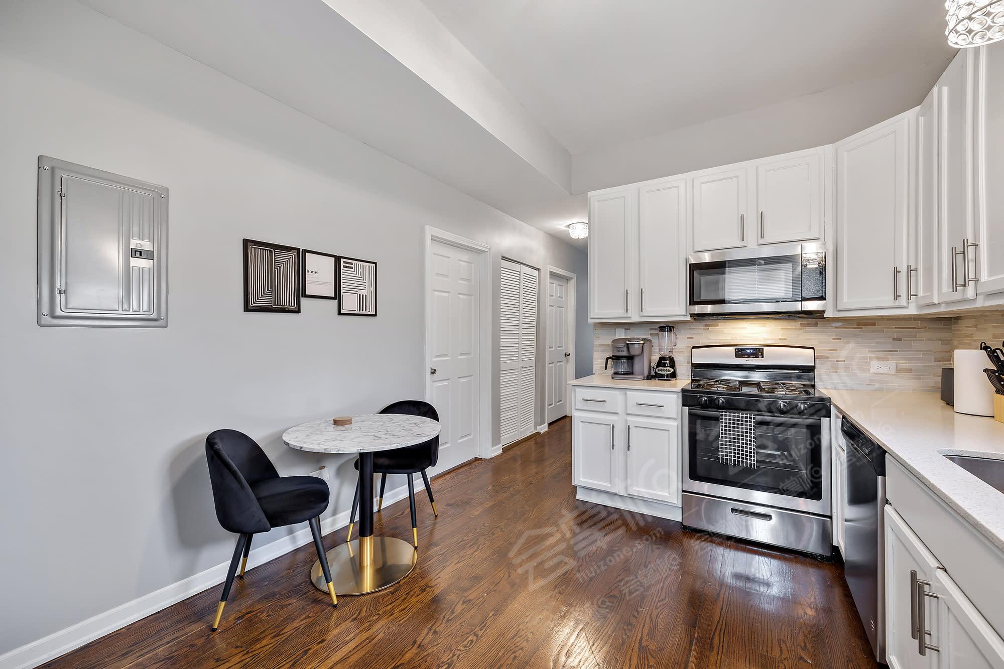 3 BR apartment w/ patio and outdoor space near Hyde Park