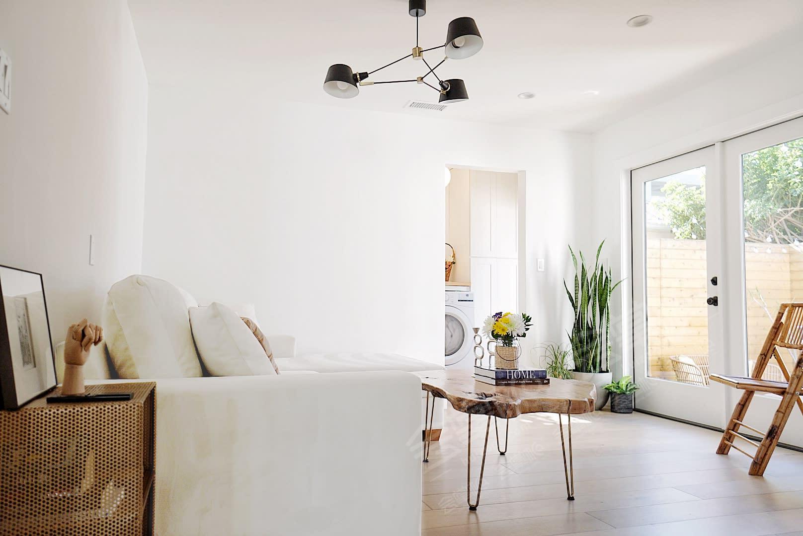 Light-Filled Elegant Designer House in Playa Vista