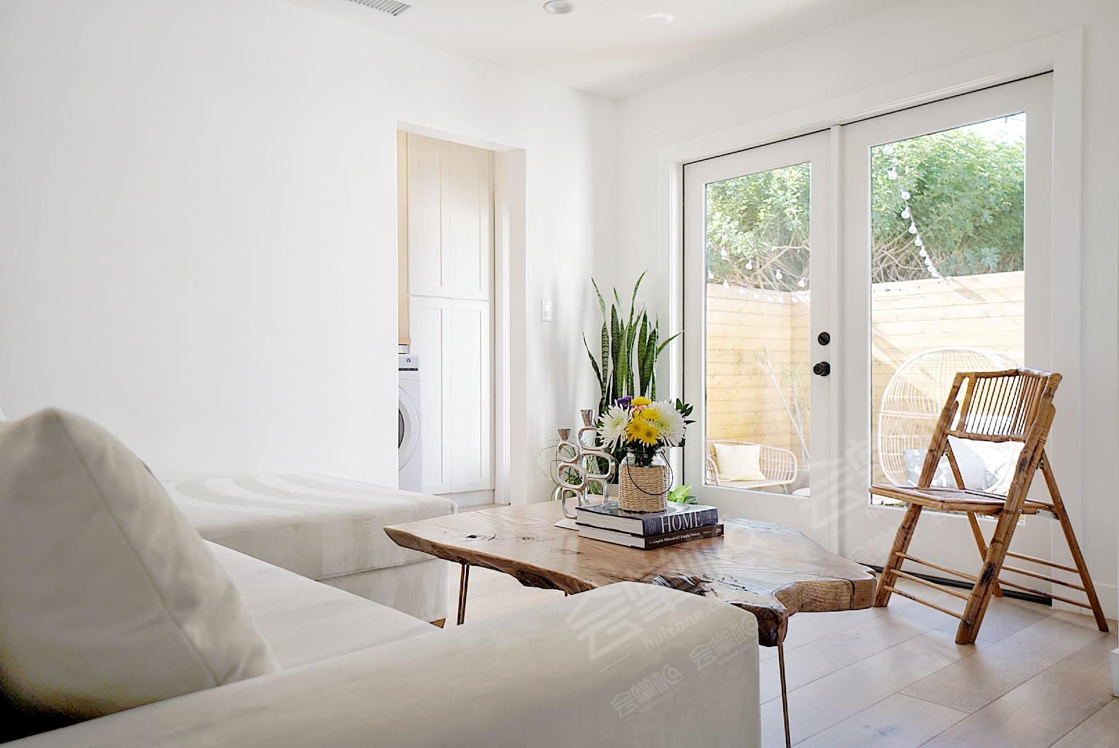 Light-Filled Elegant Designer House in Playa Vista