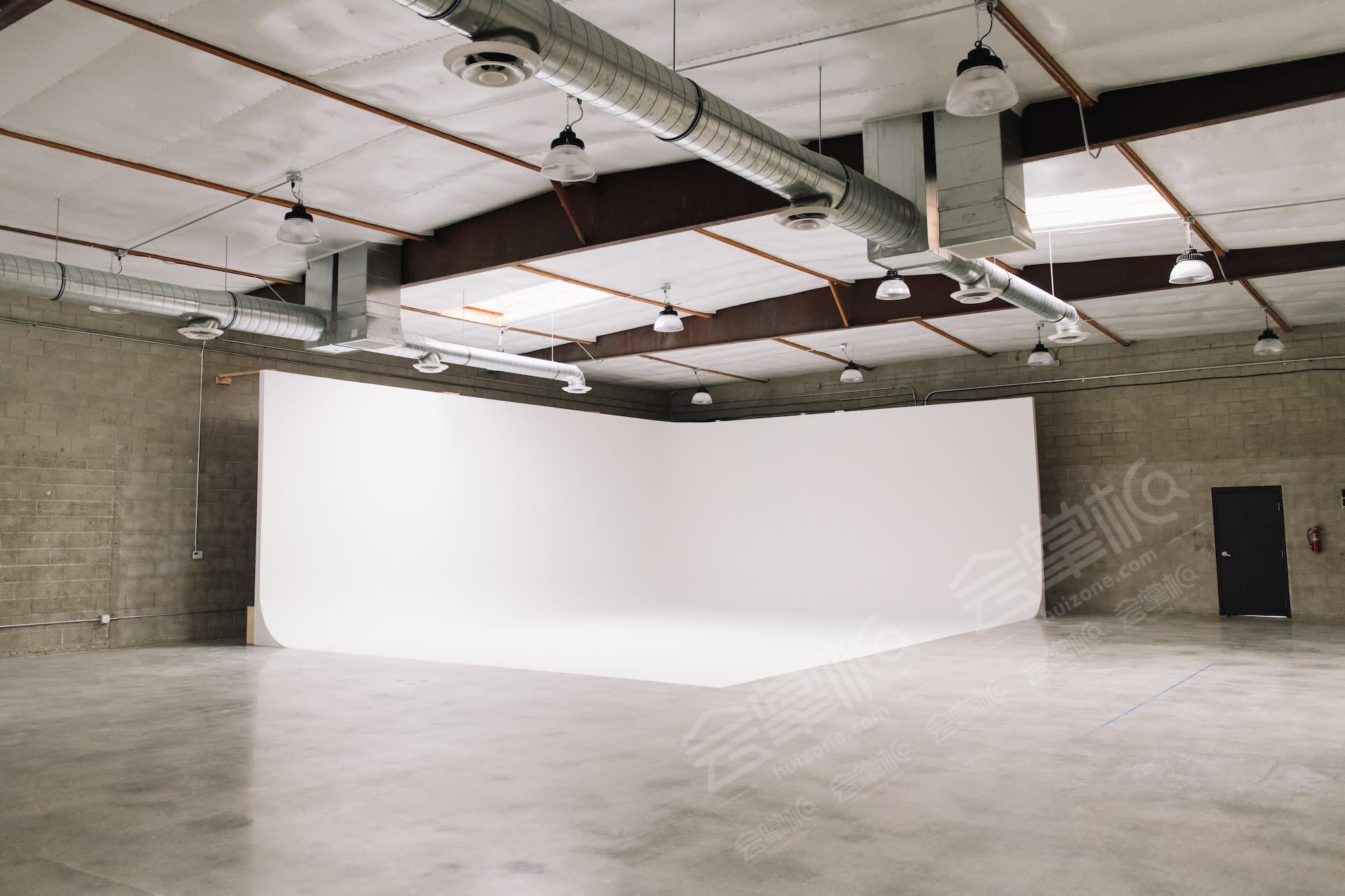 West LA 5000 sq/ft Photo/Video Studio with Natural Light Cyc