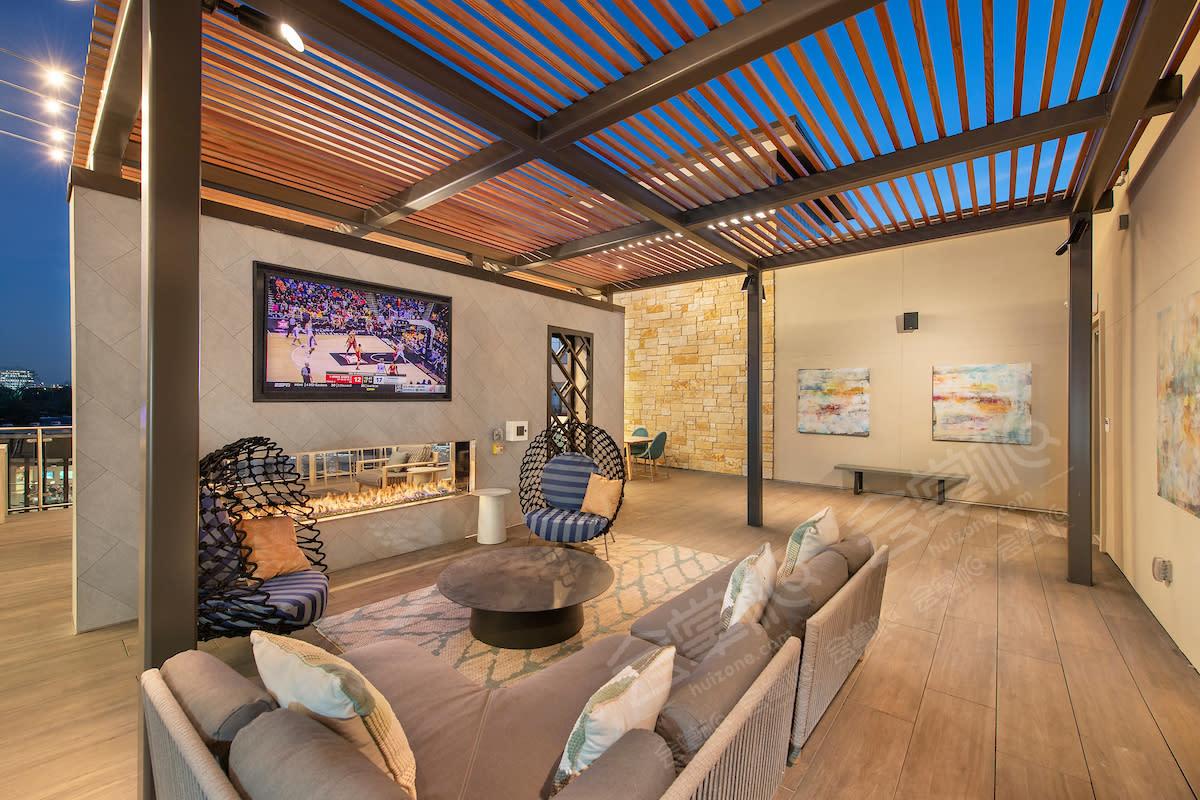 Elevated Amenity Deck and Lounge in Addison