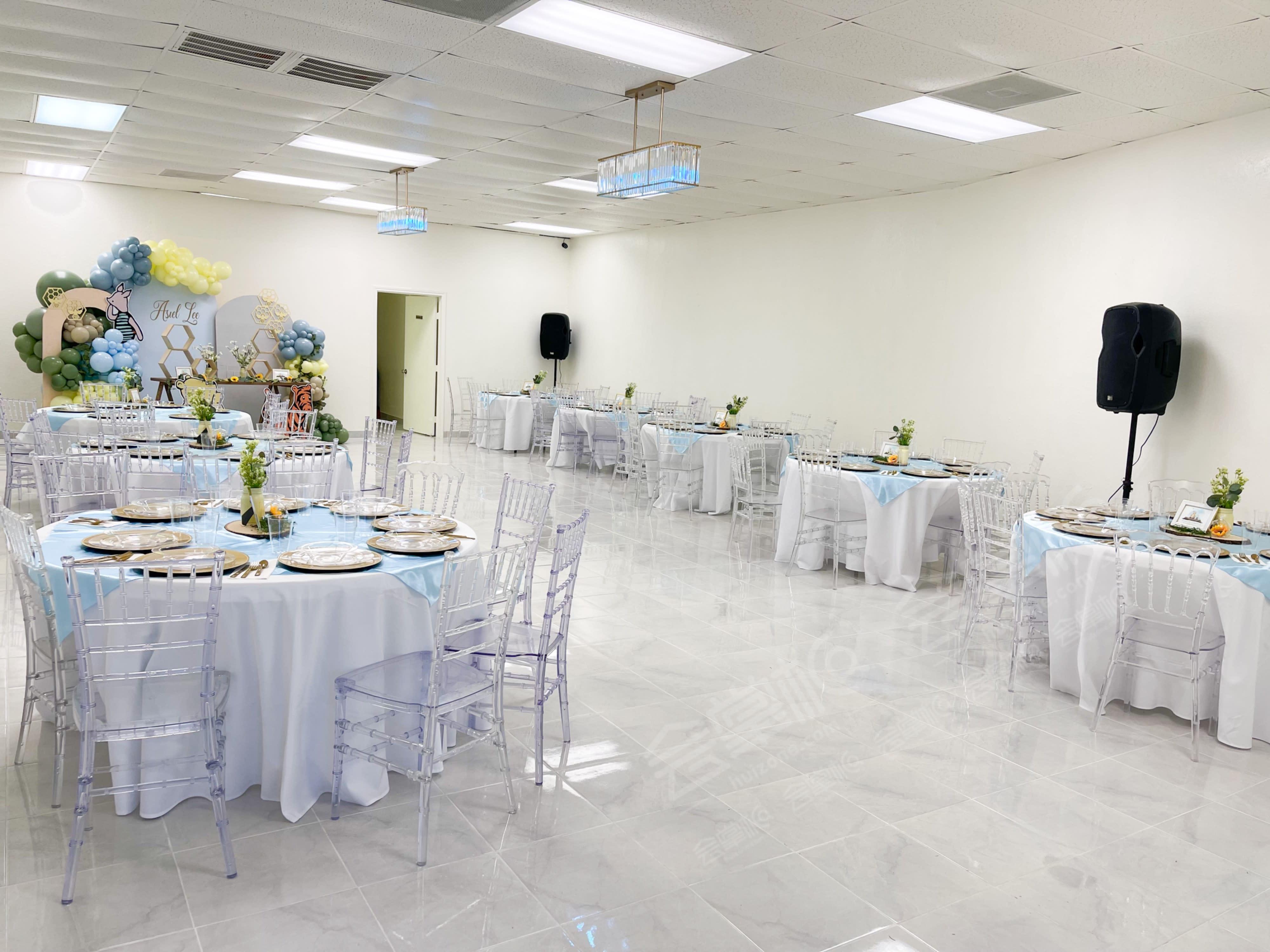 White, Elegant and Clean Intimate Event Space in Dallas