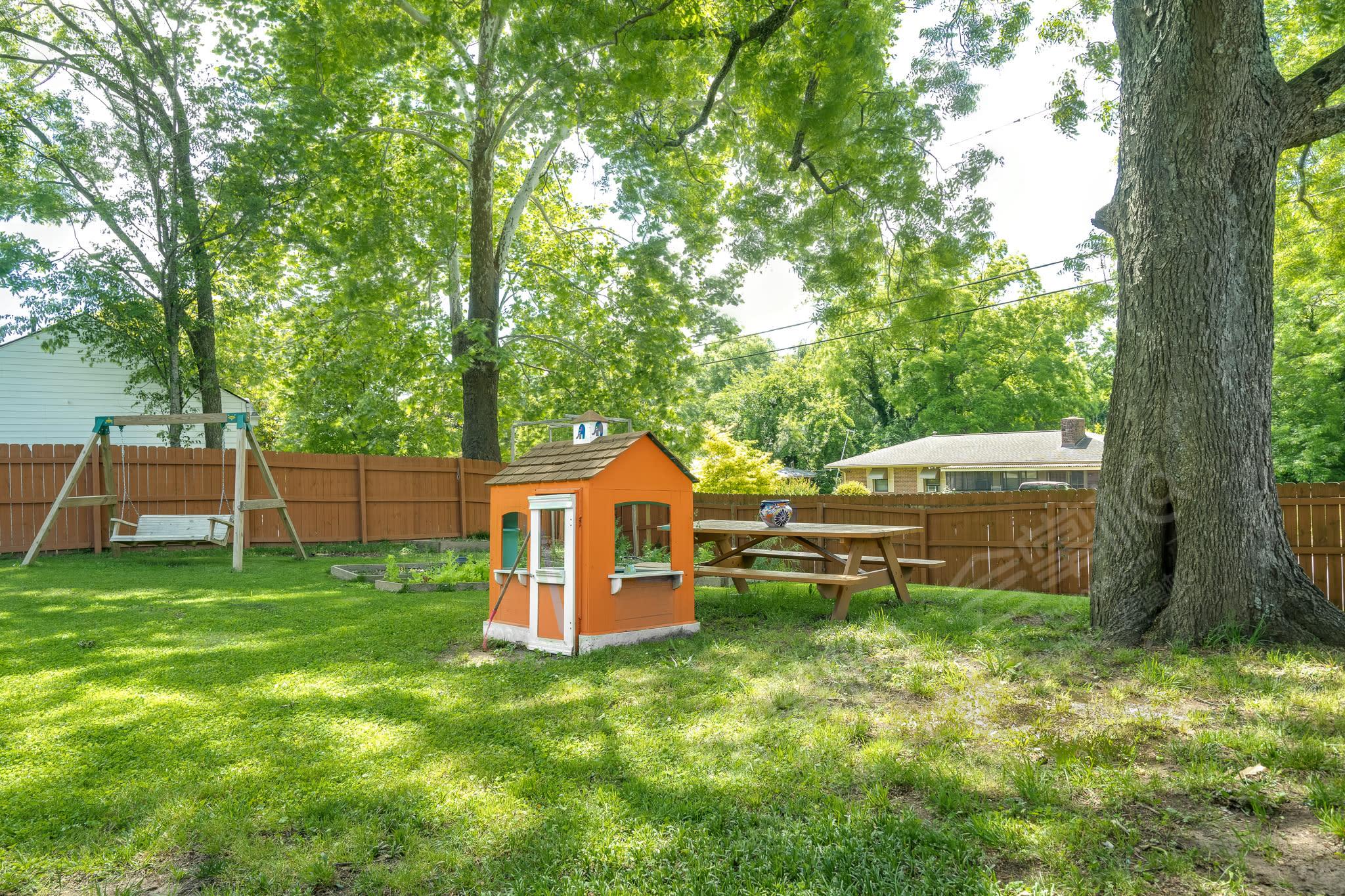 Huge Private Backyard w/ Hens + Indoor Prep Area and Free Parking! 2 Miles From Airport, 5 min from Tyler Perry Studios and 15 min to Downtown Atlanta.
