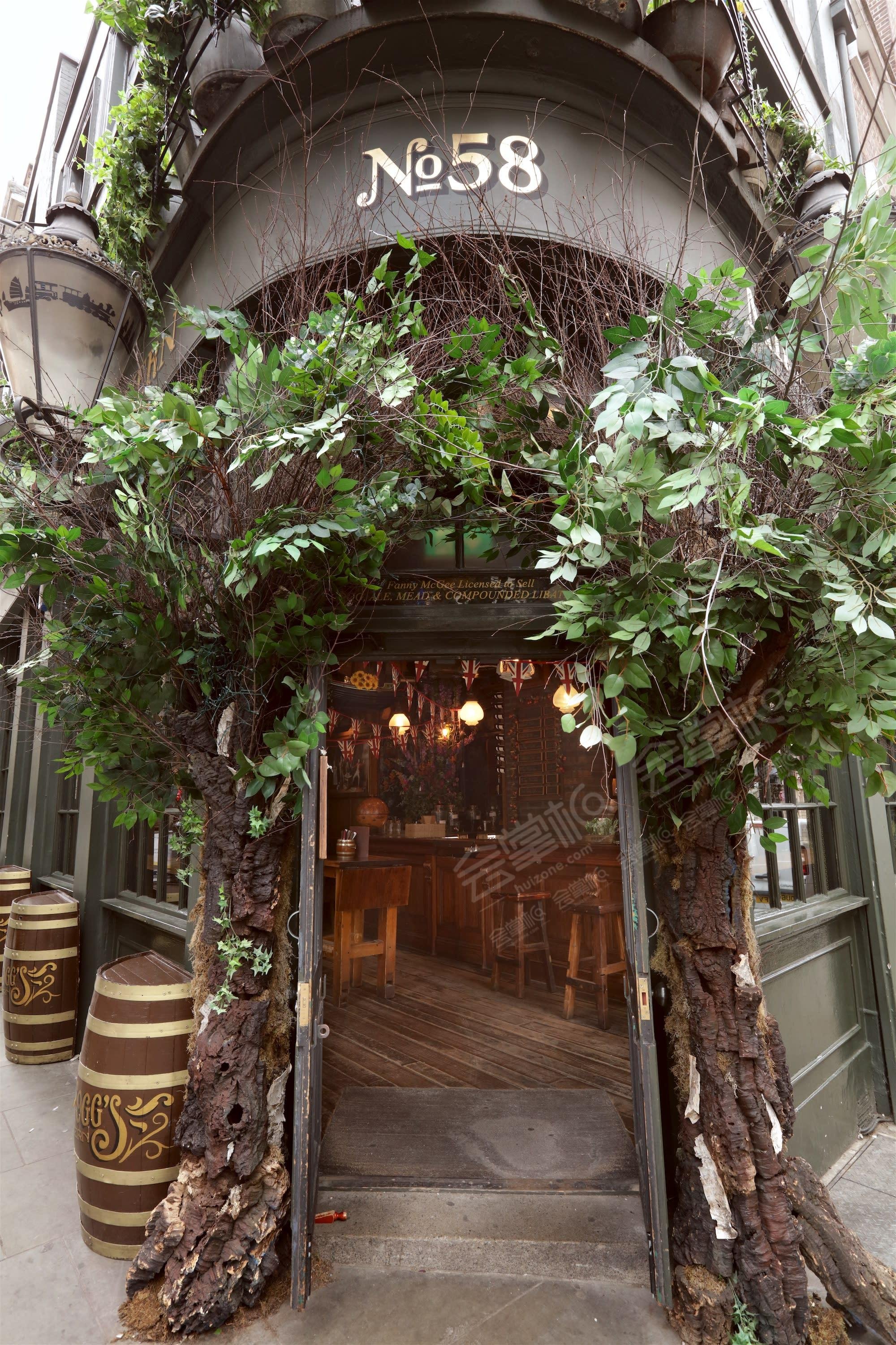 Classic British Wood-Panelled, Old-Style Tavern near Covent Garden - minimum spend applies
