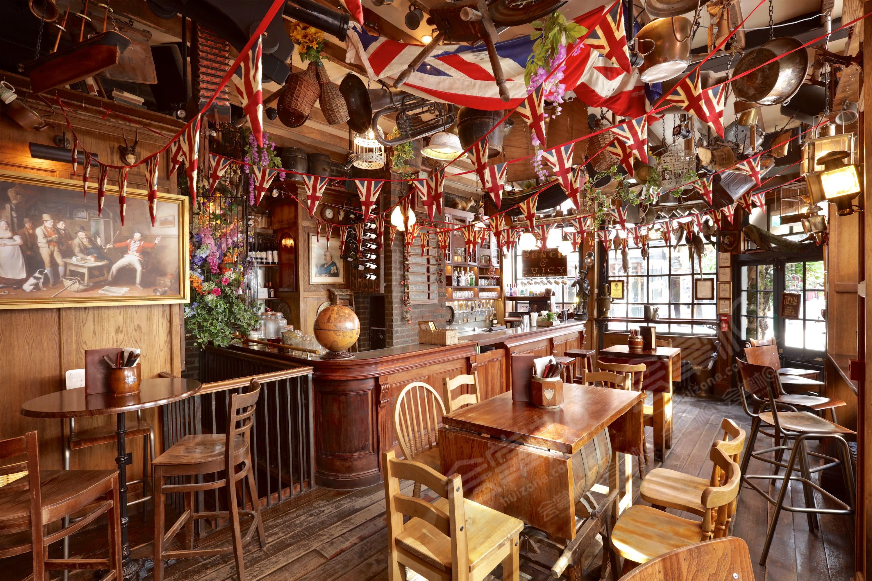 Classic British Wood-Panelled, Old-Style Tavern near Covent Garden - minimum spend applies