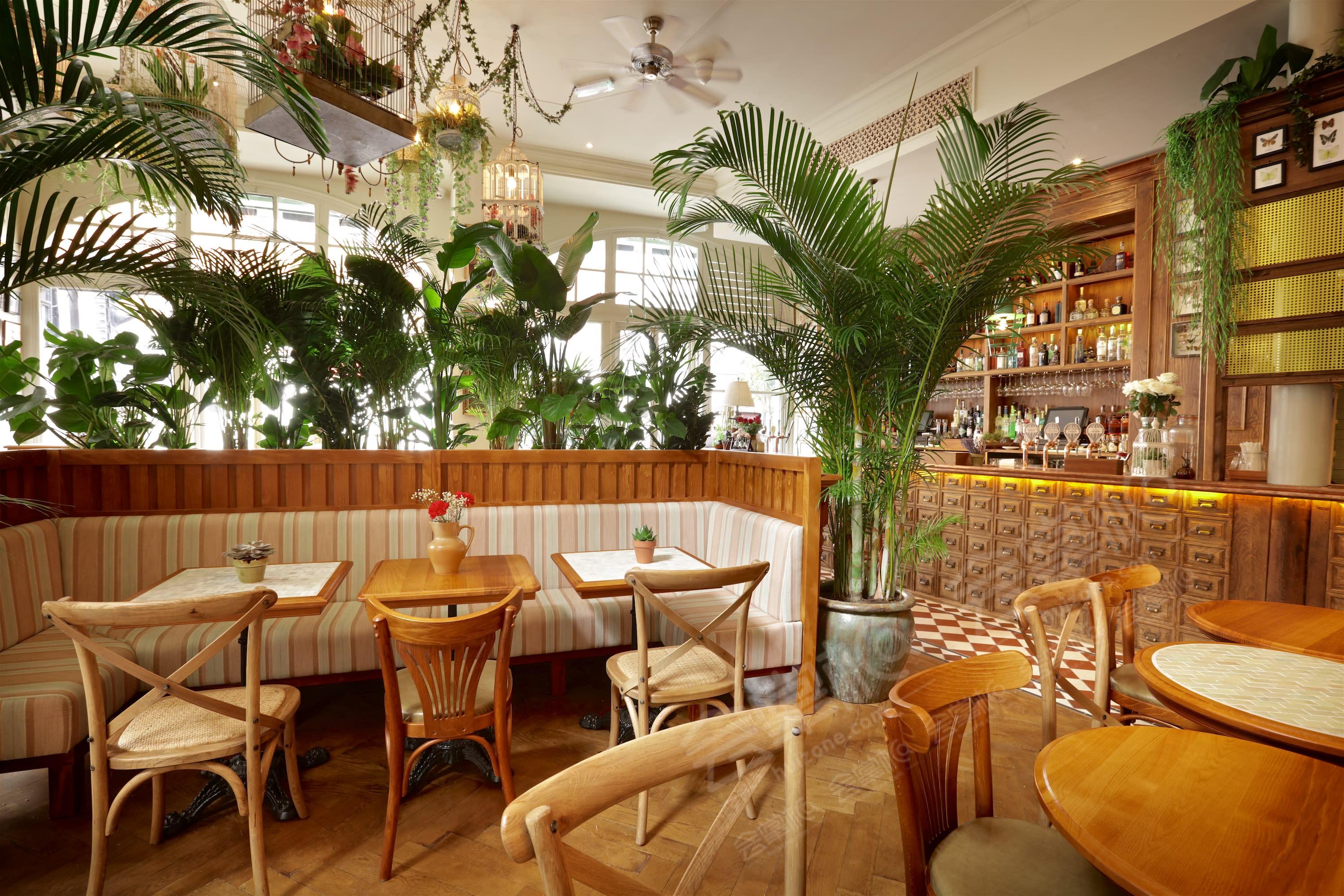 Fitzrovia's Floral Botanical Bar with Beautiful Interiors