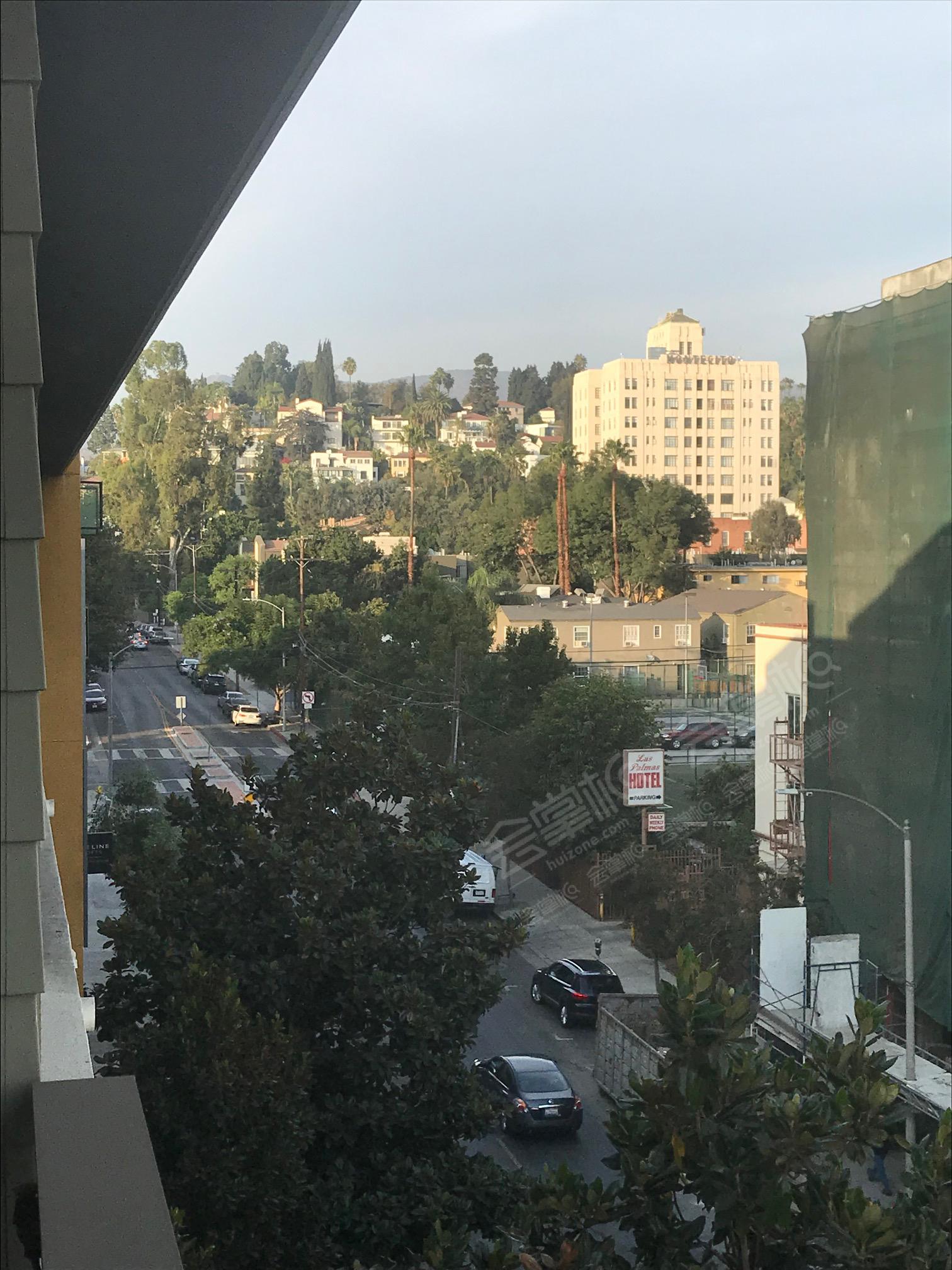 Two-story Penthouse Loft Overlooking LA