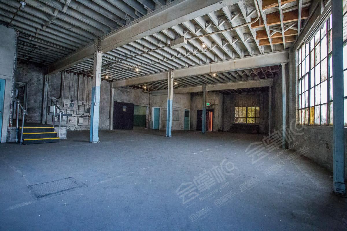10,000sqft Warehouse with 4 different Rooms & lots of Texture!