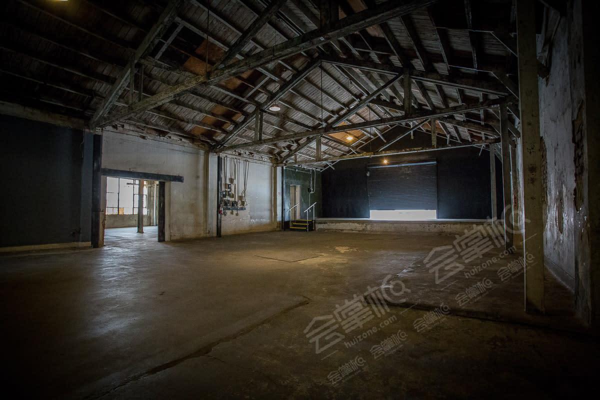 10,000sqft Warehouse with 4 different Rooms & lots of Texture!