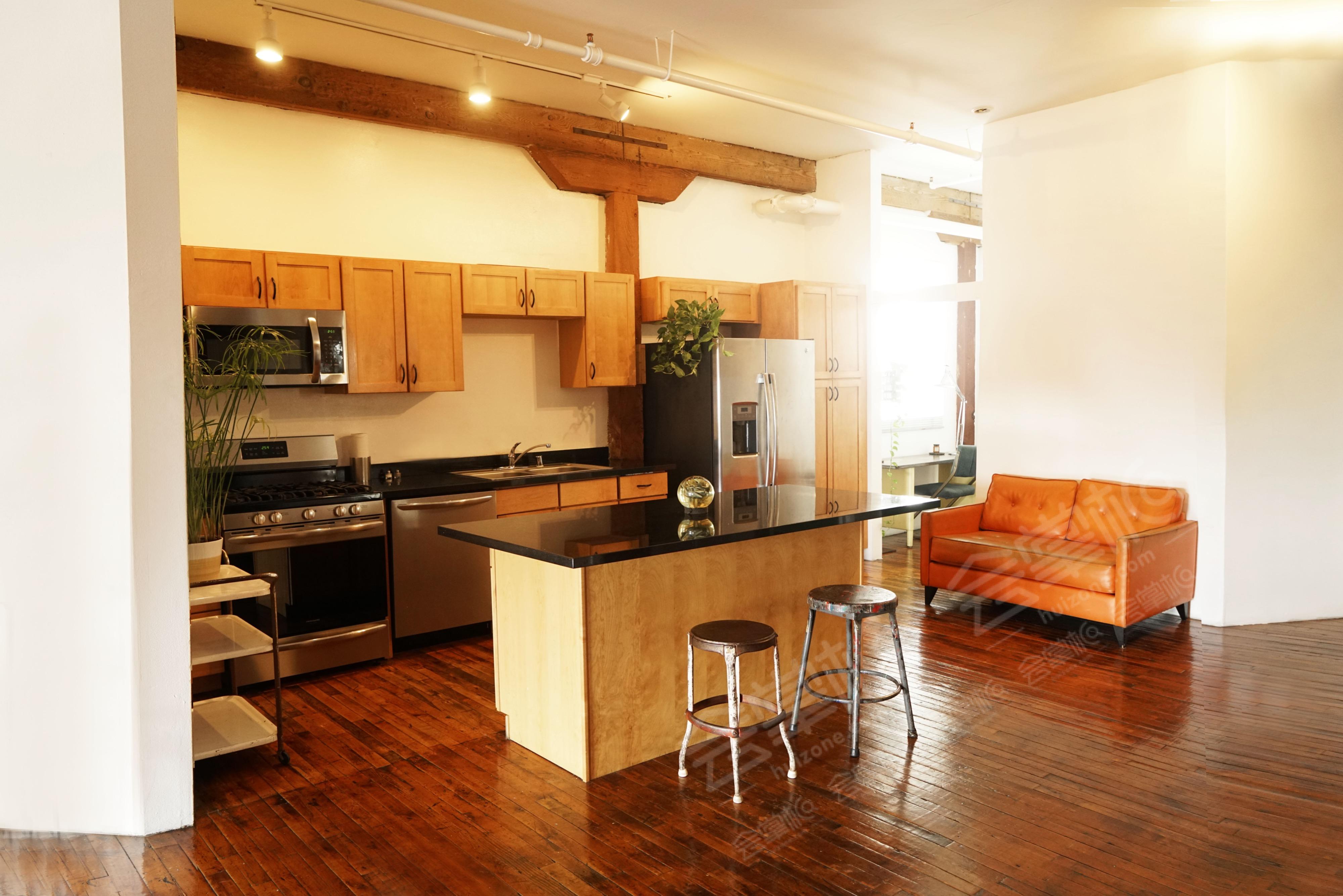 Sunlit NY Style loft DTLA, vintage furniture-cool props-exposed bricks-fireplace