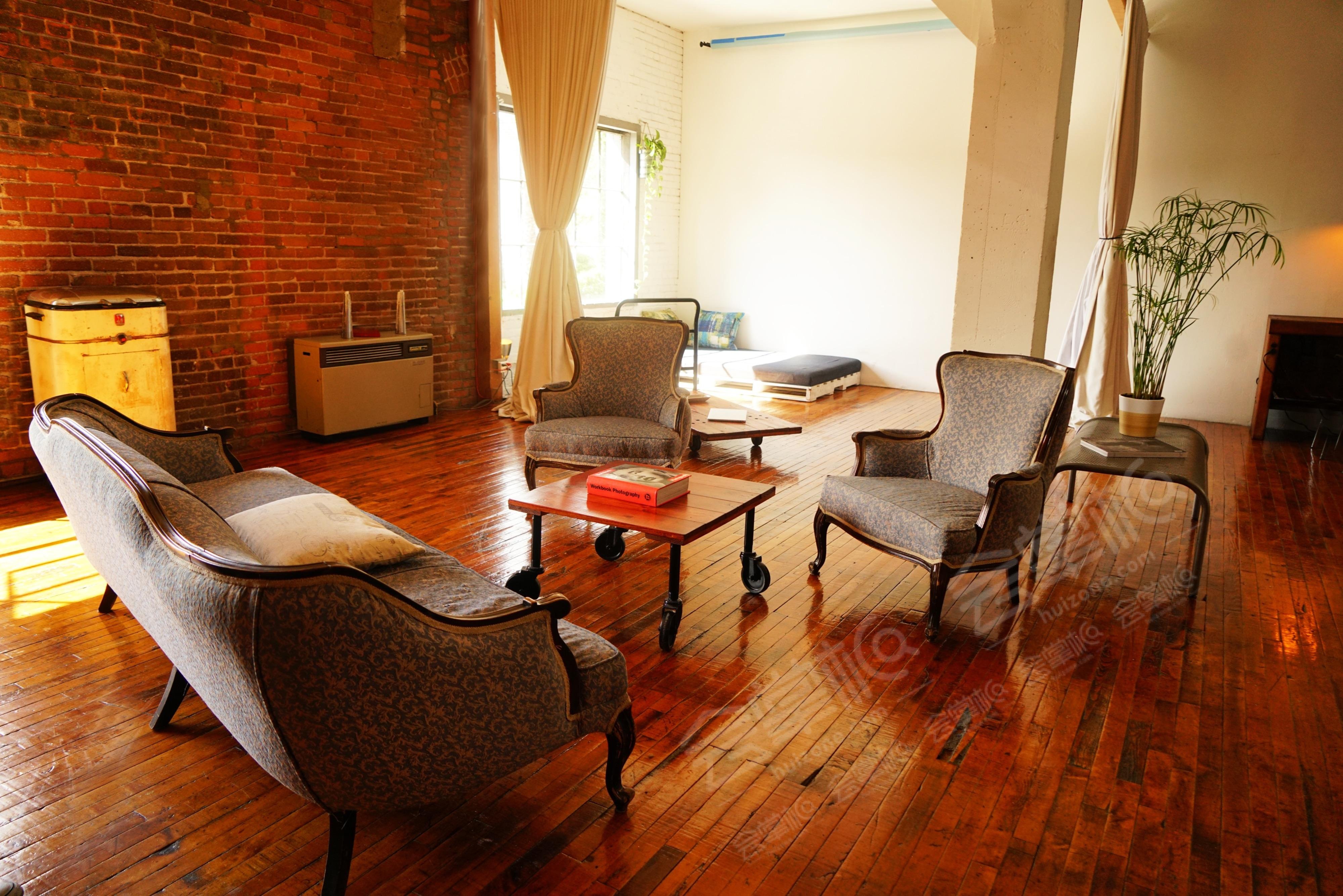 Sunlit NY Style loft DTLA, vintage furniture-cool props-exposed bricks-fireplace