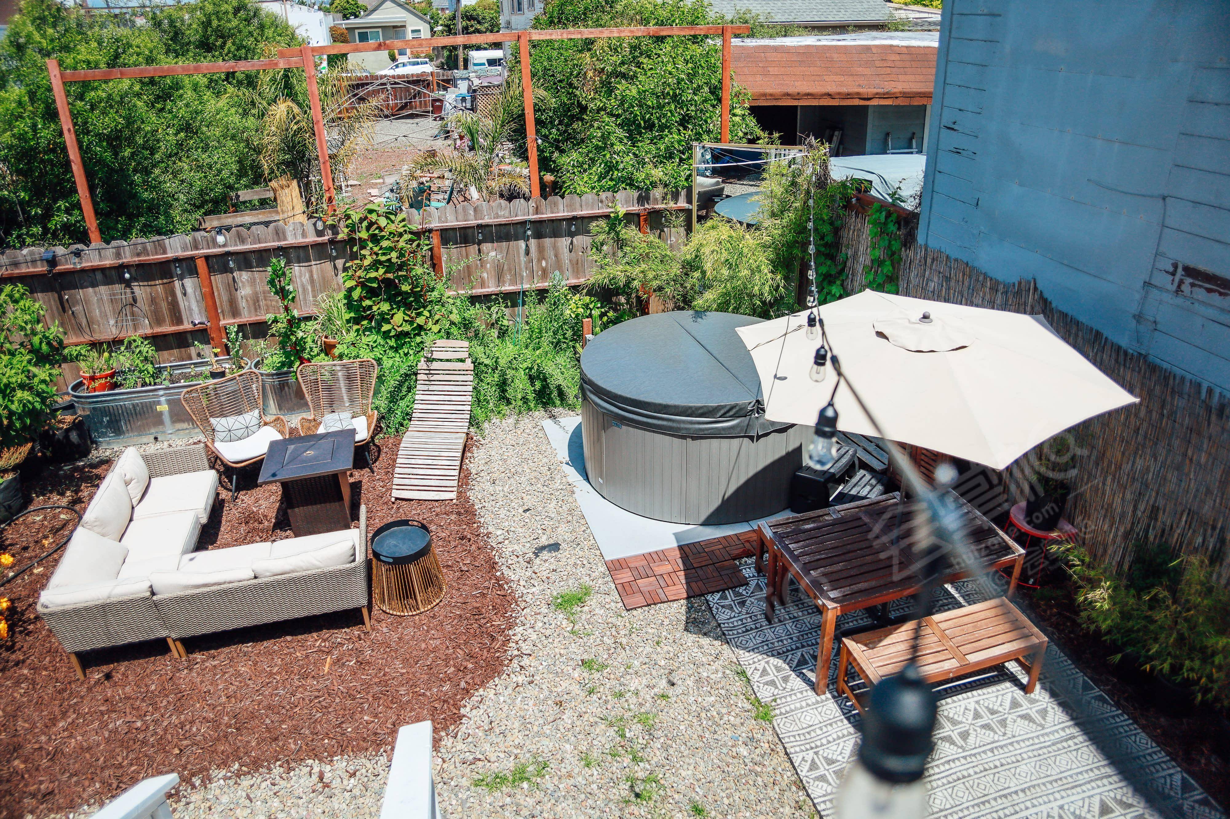 Modern Urban Tropical Garden, Hot Tub, Outdoor Shower, Fire Pit, Photography Space, Meetings, WiFi