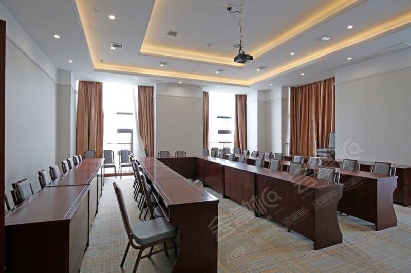 济南能容纳300-500人办会议的四星级酒店有哪些？