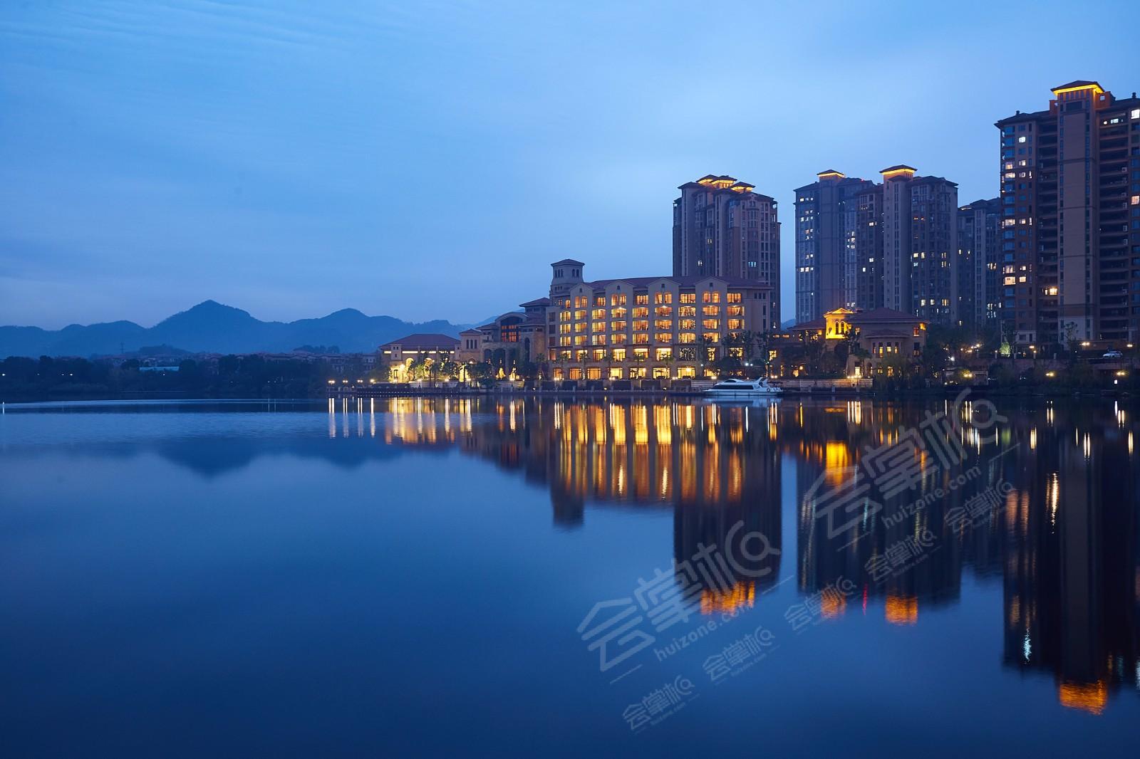 杭州五星级酒店最大容纳700人的会议场地|杭州东海闲湖城·黄龙饭店的价格与联系方式